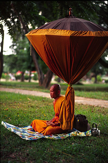 夕刻 ワット・マハタートに向い瞑想する僧侶