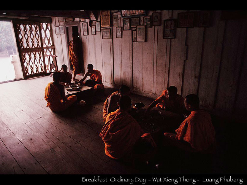 托鉢で供された食料での朝食　一日の僧侶の食事は朝食と昼食の2回のみだ　ワット・シェントーン僧坊　ルアンパバーン