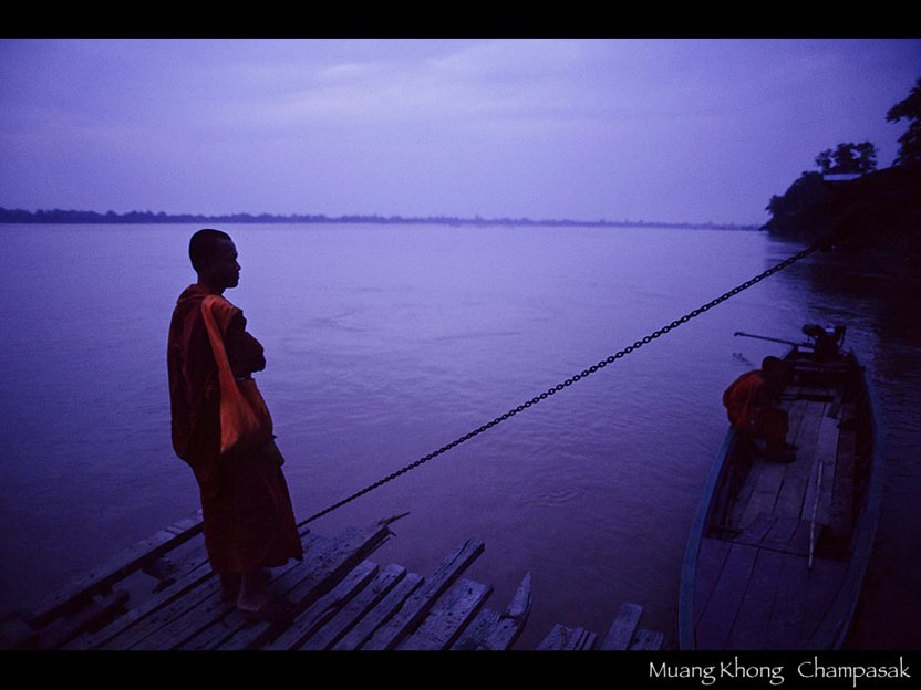 夕暮れ 小舟で寺へと戻る僧侶　コーン島　チャンパサック