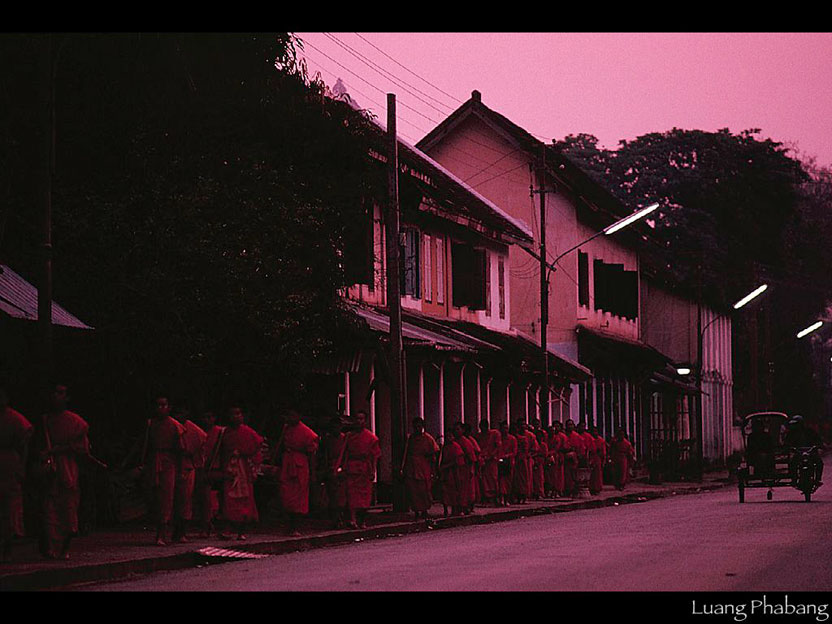 早暁の町を静かに歩むワット・シェントーンの僧侶たち　ルアンパバーン