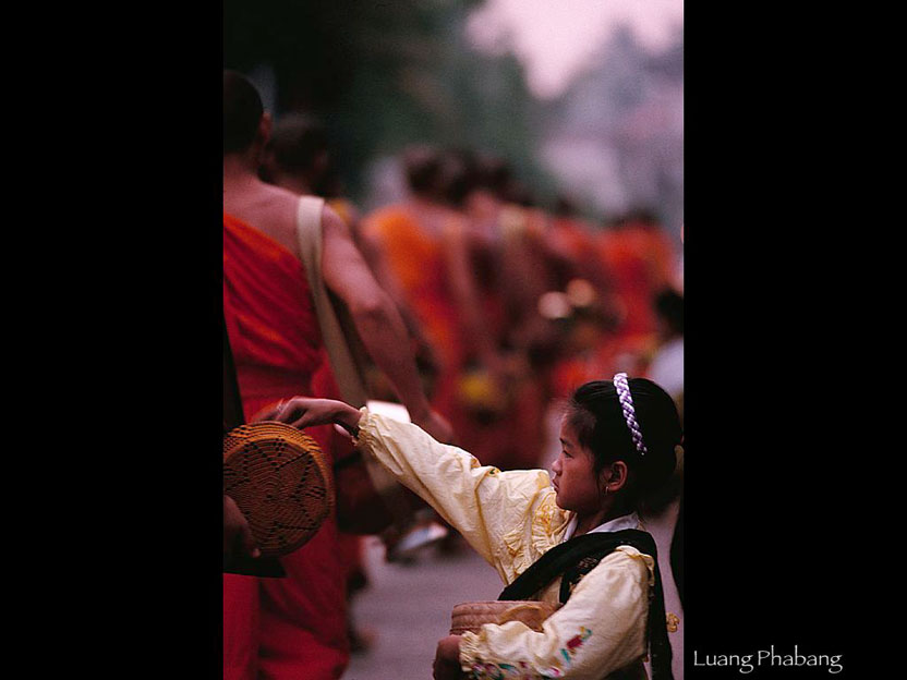 少女も正装をして僧侶を迎える　新年のルアンパバーン