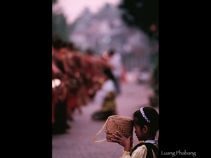 過ぎゆく一筋の托鉢の流れ　少女は感謝を捧げ幸せを祈る　新年のルアンパバーン