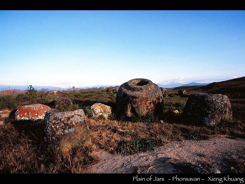 何千という石壺が散在する謎の丘　ジャール平原　ポン・サワン　シェンクワン