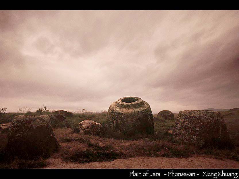 ジャール平原のなかで最大の石壺　高さ３ｍ弱　ポン・サワン　シェンクワン
