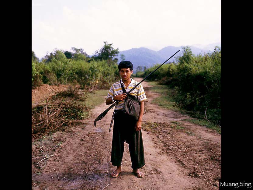 銃身の長い鉄砲を持って狩りへと向かう青年　ムアン・シン