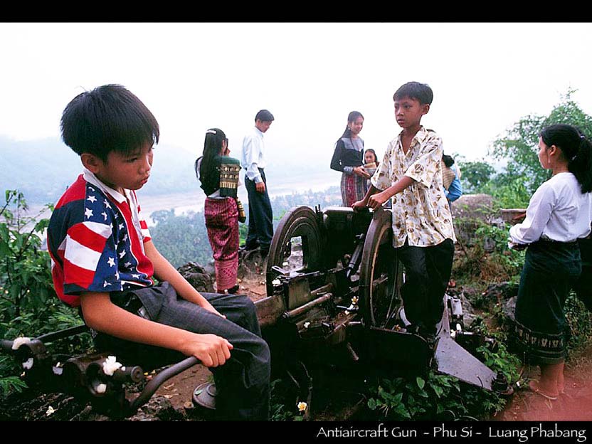 ベトナム戦争時代 プーシーの丘に設置された対空砲　ルアンパバーン