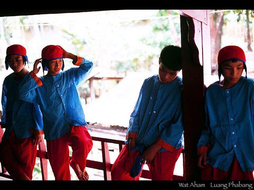 王朝時代の衣装を纏いハレの舞台を待つ少年たち　ワット・アハム