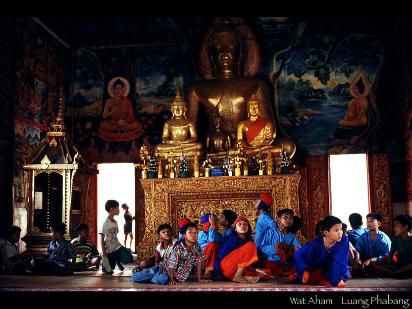 シン・カップ・シン・コーンの降霊の儀式を待つ子供たち　ワット・アハム本堂